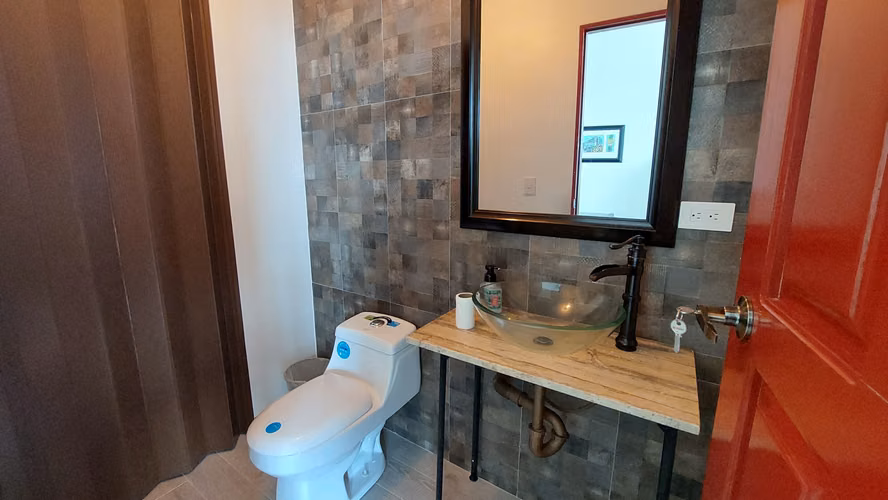 Oficina en Venta en Llorente de Tibás | Ya Alquilada | Generando Ingresos | 2 Parqueos | Edificio Corporativo