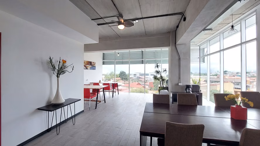Oficina en Venta en Llorente de Tibás | Ya Alquilada | Generando Ingresos | 2 Parqueos | Edificio Corporativo