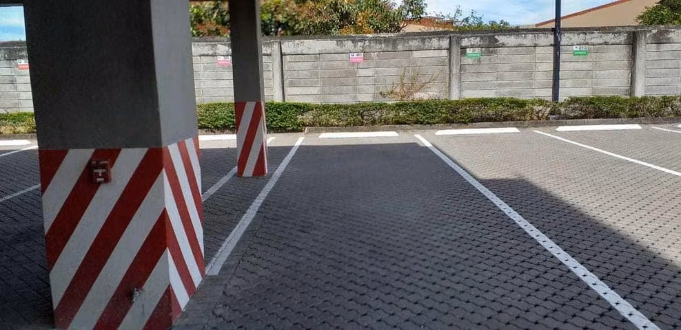 Oficina en Venta en Llorente de Tibás | Ya Alquilada | Generando Ingresos | 2 Parqueos | Edificio Corporativo