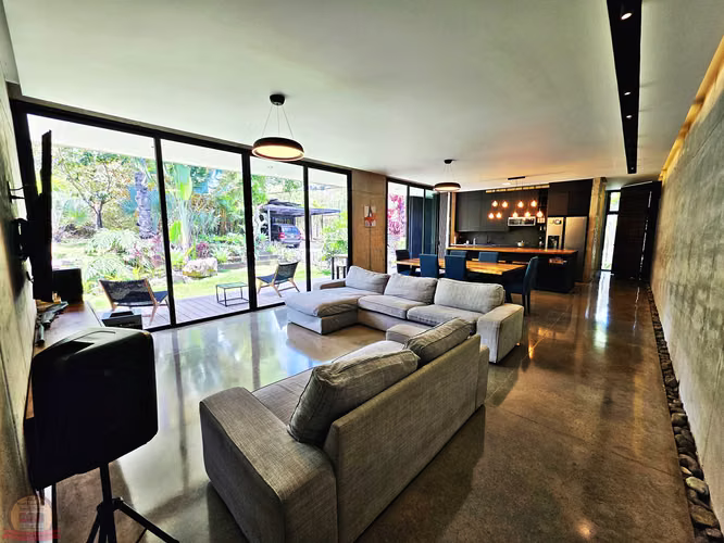Casa Moderna de 1 Nivel 3habs+Serv en Escazú | 1.398m² | Diseño de Autor