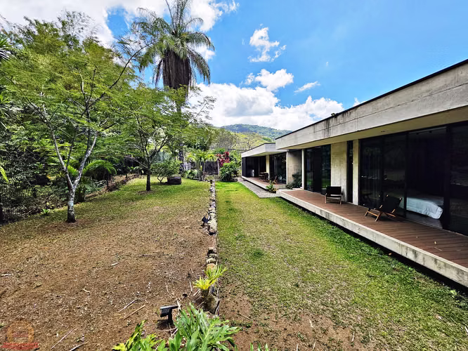 Casa Moderna de 1 Nivel 3habs+Serv en Escazú | 1.398m² | Diseño de Autor