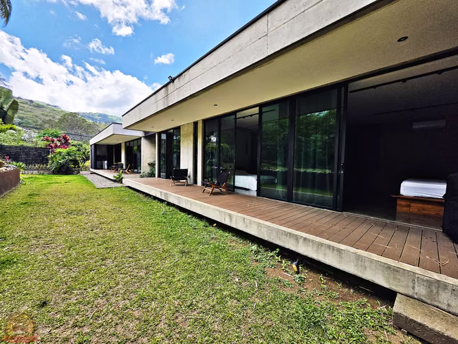 Casa Moderna de 1 Nivel 3habs+Serv en Escazú | 1.398m² | Diseño de Autor