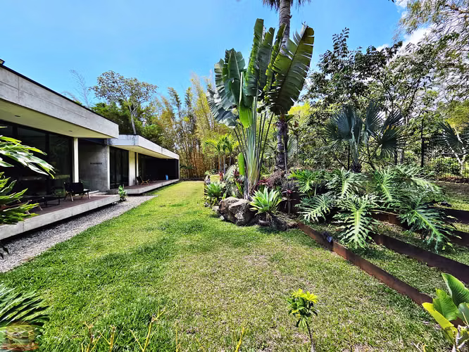 Casa Moderna de 1 Nivel 3habs+Serv en Escazú | 1.398m² | Diseño de Autor