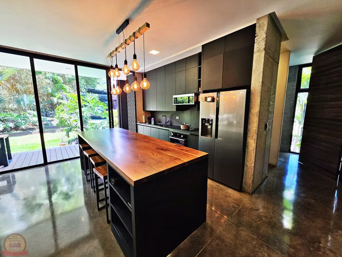 Casa Moderna de 1 Nivel 3habs+Serv en Escazú | 1.398m² | Diseño de Autor