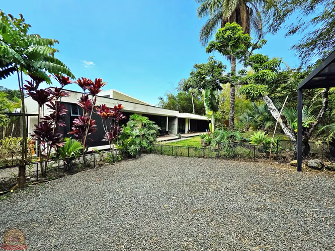 Casa Moderna de 1 Nivel 3habs+Serv en Escazú | 1.398m² | Diseño de Autor