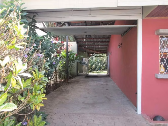 VENDO CASA DE 1 PLANTA EN ESCAZÚ.