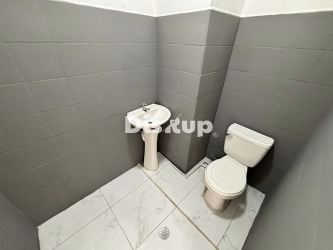 Alquiler de local 54 m2 en plaza comercial. La Unión, Calle Vieja a Tres Ríos. La Unión
