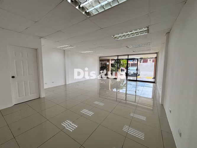 Alquiler de local 54 m2 en plaza comercial. La Unión, Calle Vieja a Tres Ríos. La Unión