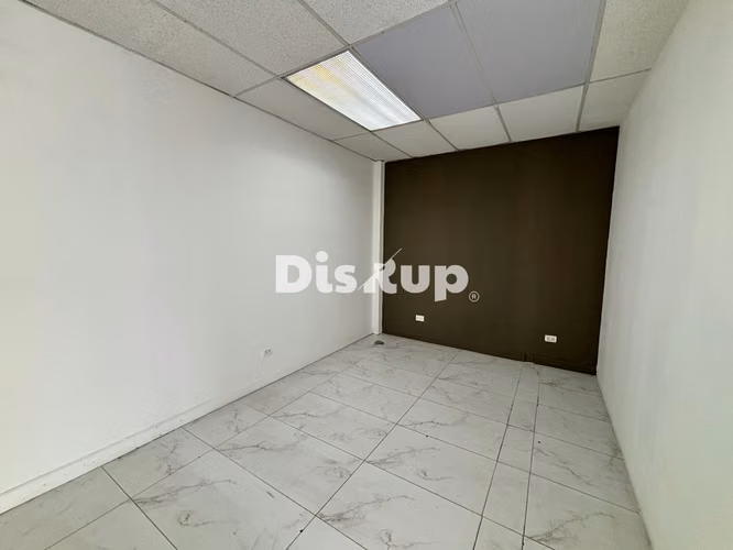 Alquiler de local 54 m2 en plaza comercial. La Unión, Calle Vieja a Tres Ríos. La Unión