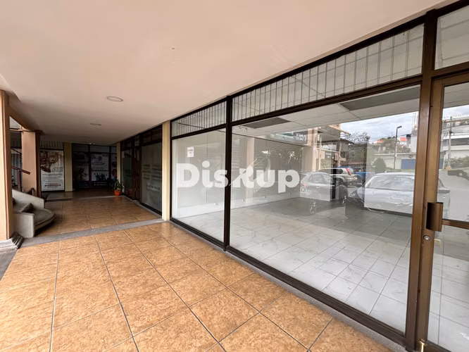 Alquiler de local 54 m2 en plaza comercial. La Unión, Calle Vieja a Tres Ríos. La Unión