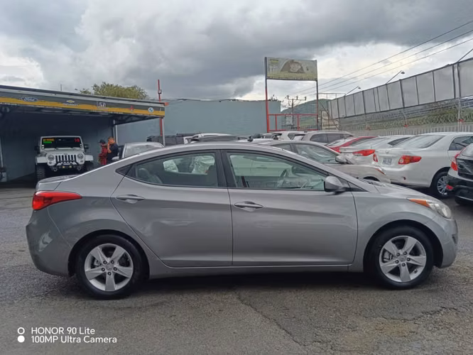 Hyundai elantra - Imagen 8