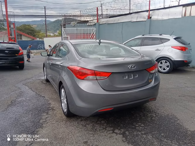 Hyundai elantra - Imagen 5