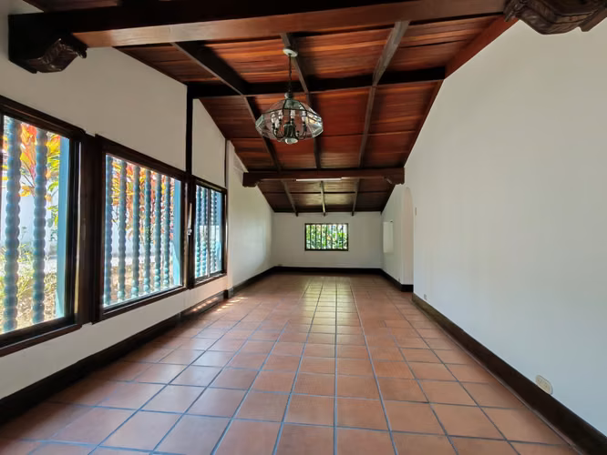 VENTA DE CASA INDEPENDIENTE DE UNA PLANTA CON ESTILO RÚSTICO - Imagen 6