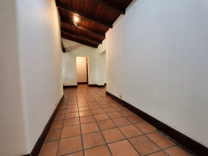 VENTA DE CASA INDEPENDIENTE DE UNA PLANTA CON ESTILO RÚSTICO - Imagen 8