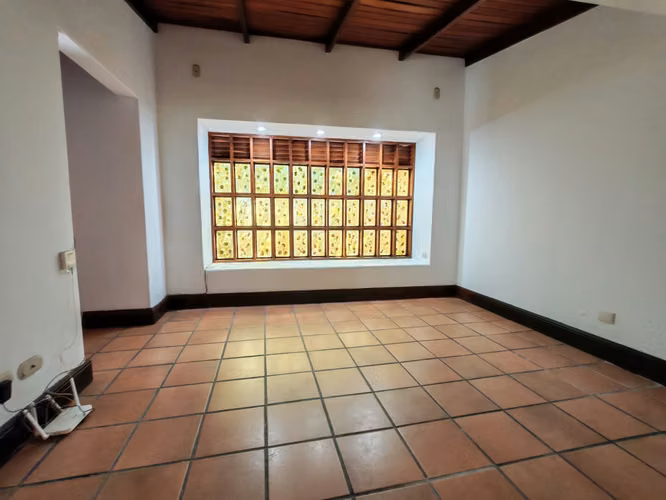 VENTA DE CASA INDEPENDIENTE DE UNA PLANTA CON ESTILO RÚSTICO - Imagen 5