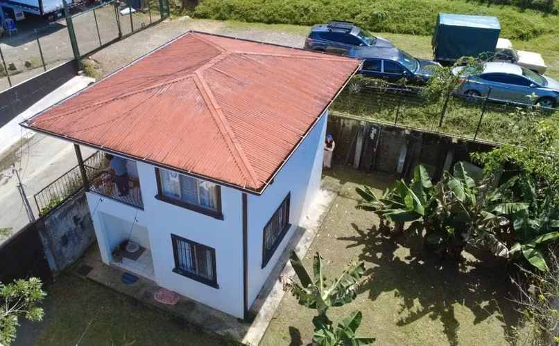 ALQUILER DE CASA EN RÍO ORO DE SANTA ANA CON AMPLIO JARDÍN PRIVADO