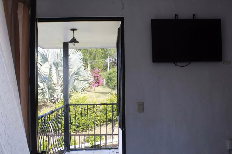 ALQUILER DE CASA SEMI AMOBLADA EN RÍO ORO DE SANTA ANA CON AMPLIO JARDÍN PRIVADO - Imagen 9