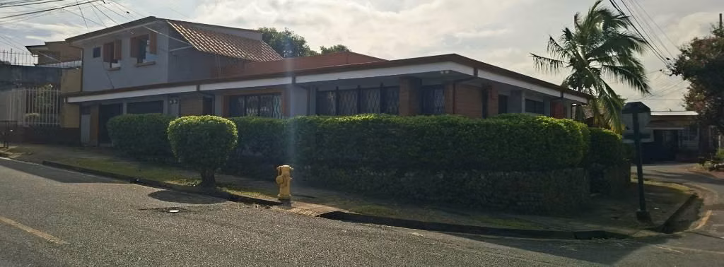 Casa con apartamento y uso de suelo mixto