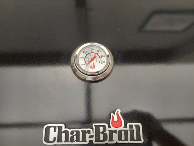  VENTA DE GARAGE! Parrilla a Gas Compacta Char-Broil (3 Quemadores) + Tanque de Gas