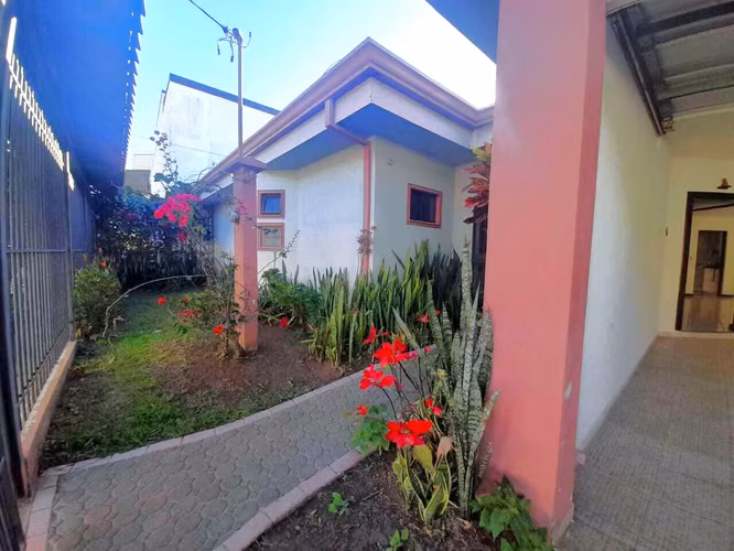 Alquiler Casa Independiente en Pozos Santa Ana – Un Solo Nivel y Amplios Espacios
