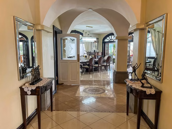 Residencia Premium con Cancha de Tenis y Espacios Extraordinarios - Imagen 11