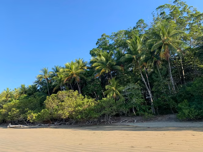 Hermosa y amplia propiedad a 400 metros de la playa