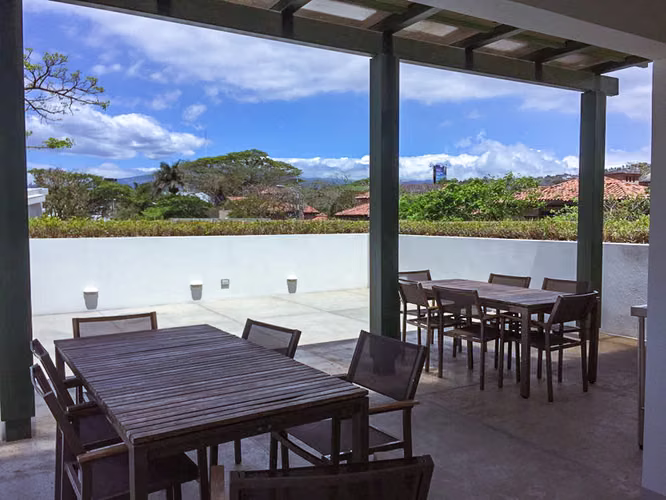 Lindora Santa Ana! Condo contemporáneo amueblado con jardín - Imagen 16