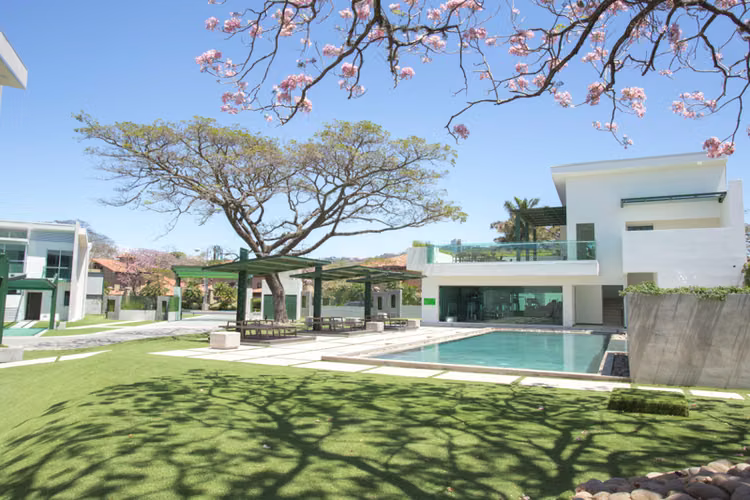 Lindora Santa Ana! Condo contemporáneo amueblado con jardín - Imagen 1