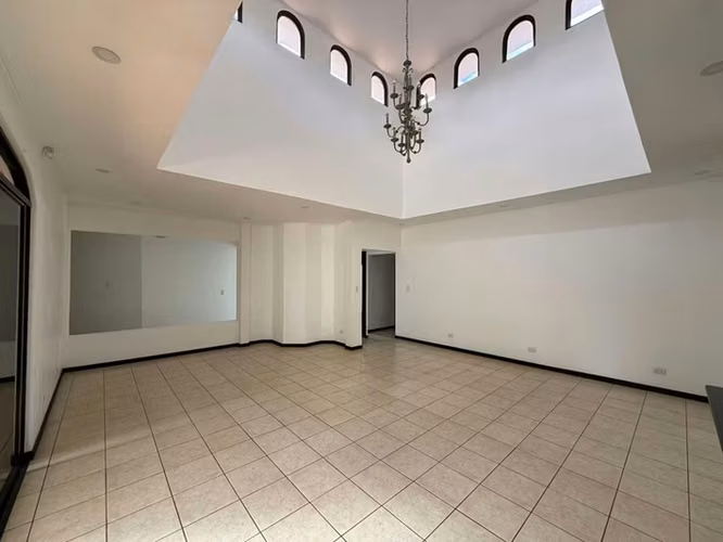 Exclusiva Casa de Una Planta en Condominio Privado | Piedades de Santa Ana - Imagen 10