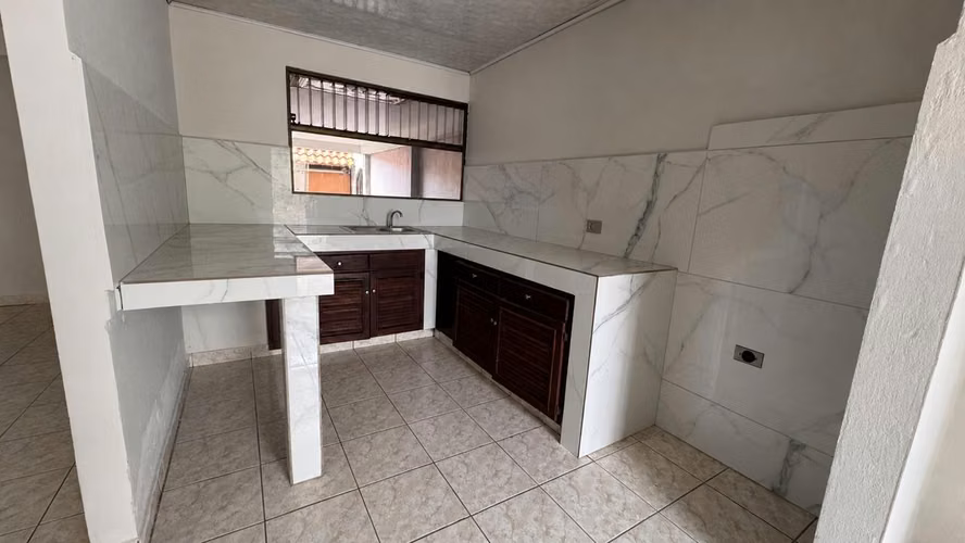Casa de una planta en zona residencial de Desamparados centro, San José
