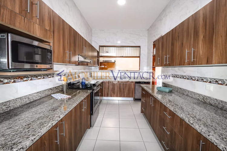 CASA DE UN NIVEL DE 317 M2 EN RESIDENCIAL EN SAN RAFAEL DE ESCAZU - Imagen 11