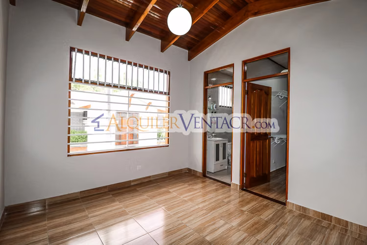 CASA DE UN NIVEL DE 317 M2 EN RESIDENCIAL EN SAN RAFAEL DE ESCAZU - Imagen 17