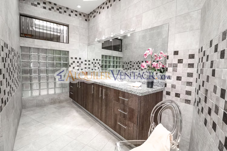 CASA DE UN NIVEL DE 317 M2 EN RESIDENCIAL EN SAN RAFAEL DE ESCAZU - Imagen 4