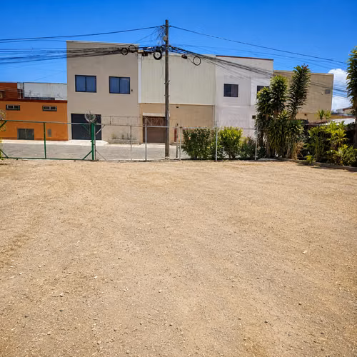 Casa en venta en San Sebastián con amplio terreno y taller.