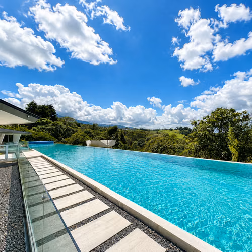 Exclusiva residencia de montaña con piscina y vistas panorámicas en Coronado, Costa Rica - Imagen 17