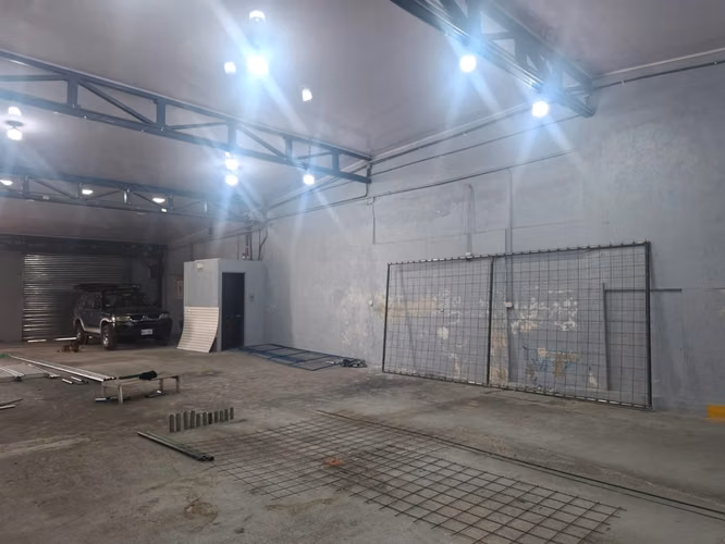 I rent a 450m2 warehouse with commercial display in La Lima de Cartago.