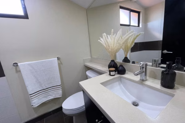 Se alquila Pent-House en Montesol, Santa Ana. Full Amoblado. - Imagen 7