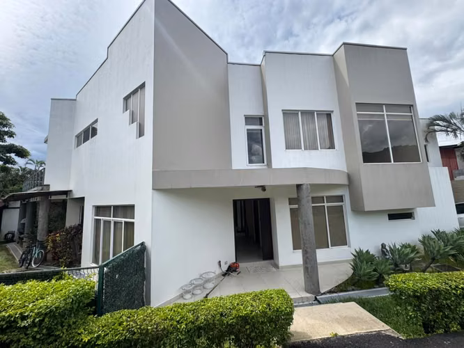 VENTA CASA SANTA ANA , EXCELENTE UBICACION , ESPACIO Y PRIVACIDAD