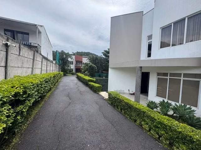 VENTA CASA SANTA ANA , EXCELENTE UBICACION , ESPACIO Y PRIVACIDAD - Imagen 3