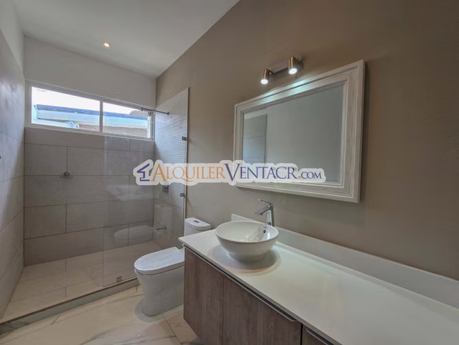 CONDO DE 305 M2 CON 546 M2 DE LOTE EN GUACHIPELIN ESCAZU - Imagen 7