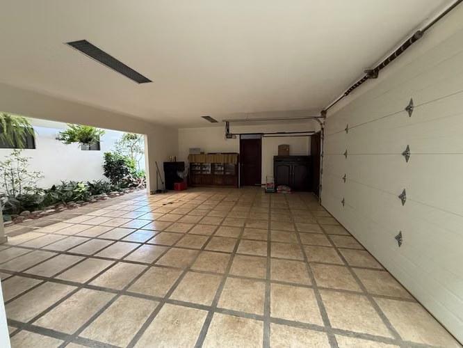 GUACHIPELÍN NORTE | ESCAZÚ  Residencia independiente de un nivel sobre 1.061 m² de terreno