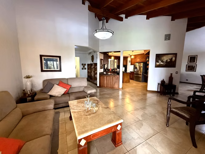 GUACHIPELÍN NORTE | ESCAZÚ  Residencia independiente de un nivel sobre 1.061 m² de terreno