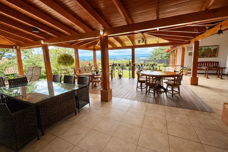 GUACHIPELÍN NORTE | ESCAZÚ  Residencia independiente de un nivel sobre 1.061 m² de terreno