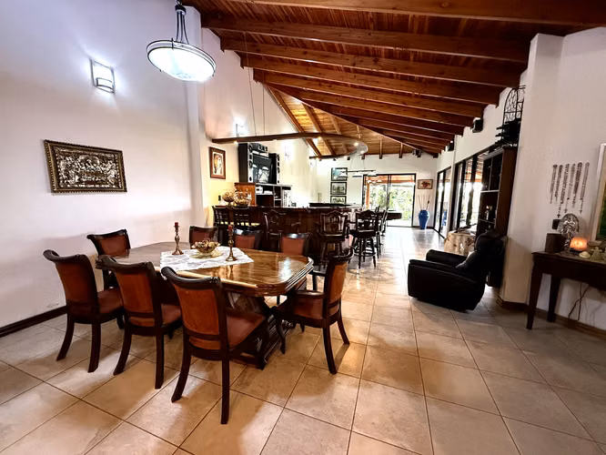 GUACHIPELÍN NORTE | ESCAZÚ  Residencia independiente de un nivel sobre 1.061 m² de terreno