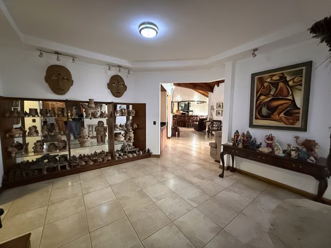 GUACHIPELÍN NORTE | ESCAZÚ  Residencia independiente de un nivel sobre 1.061 m² de terreno