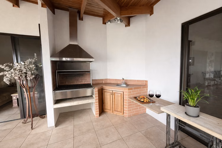 GUACHIPELÍN NORTE | ESCAZÚ  Residencia independiente de un nivel sobre 1.061 m² de terreno