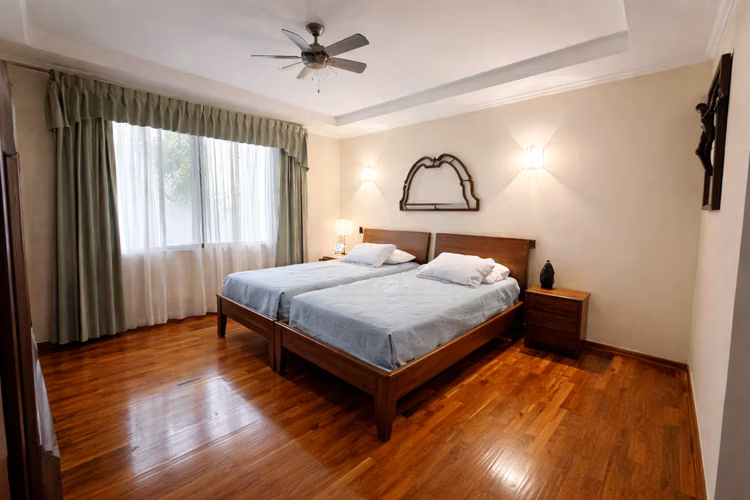 GUACHIPELÍN NORTE | ESCAZÚ  Residencia independiente de un nivel sobre 1.061 m² de terreno