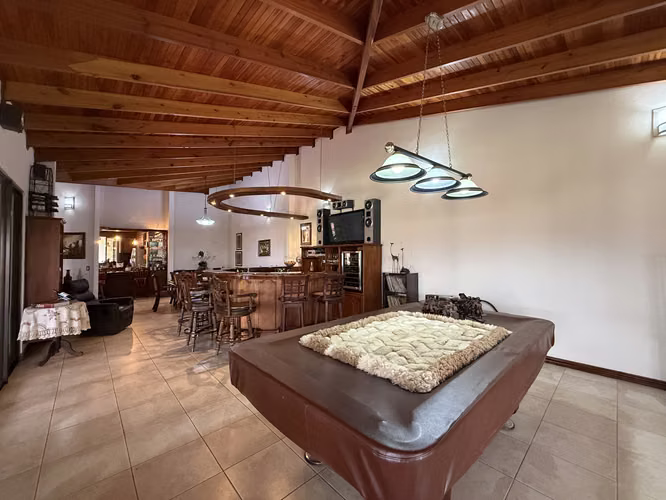GUACHIPELÍN NORTE | ESCAZÚ  Residencia independiente de un nivel sobre 1.061 m² de terreno