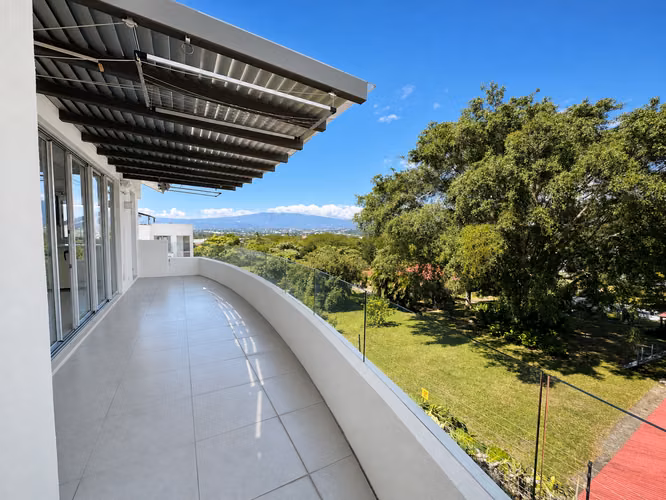 Venta de apartamento Adjudicado en Condominio con Mezzanine