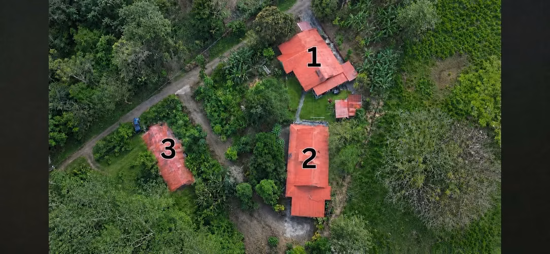 Retiro tropical con tres casas, río y senderos naturales en Jicarito - Imagen 2